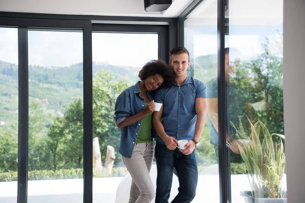 Romantiska lyckliga unga par koppla av i moderna hem inomhus — Stockfoto