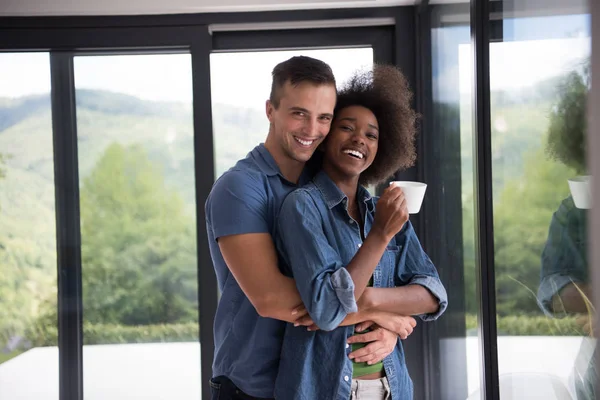 Romantique heureux jeune couple se détendre à la maison moderne à l'intérieur — Photo