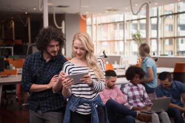 Tarih önünde ikinizle tanışmak çok ırklı başlangıç iş takım