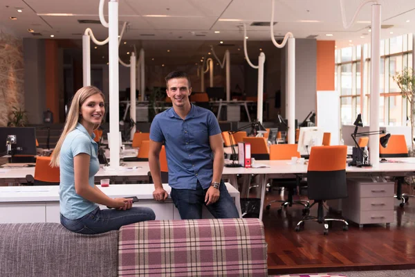 Startup casal de negócios em um escritório moderno — Fotografia de Stock
