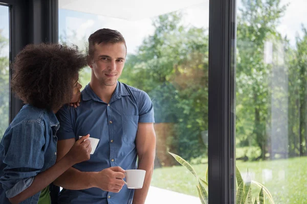 Romántico feliz joven pareja relajarse en casa moderna en el interior —  Fotos de Stock