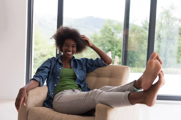 Schwarze Frauen zu Hause auf dem Stuhl — Stockfoto
