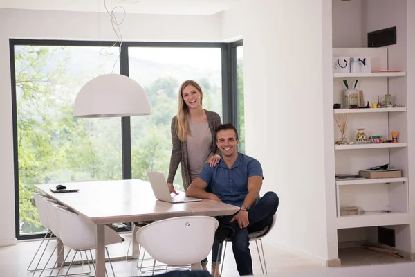 Pareja usando el ordenador portátil en casa — Foto de Stock