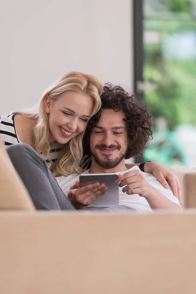 Casal relaxante em casa com computadores tablet — Fotografia de Stock