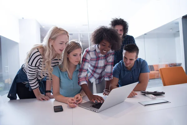 Equipo empresarial multiétnico de startups en la reunión — Foto de Stock