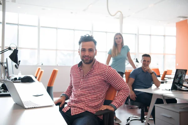 Retrato de un joven empresario informal — Foto de Stock