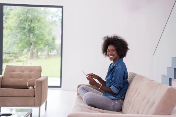 Αφρικανική αμερικανική γυναίκα στο σπίτι με ψηφιακό tablet — Φωτογραφία Αρχείου