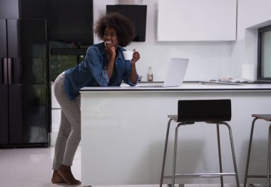 modern mutfak gülümseyen siyah kadın