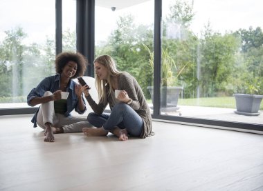 zemin ve içme kahve çok ırklı kadın oturup