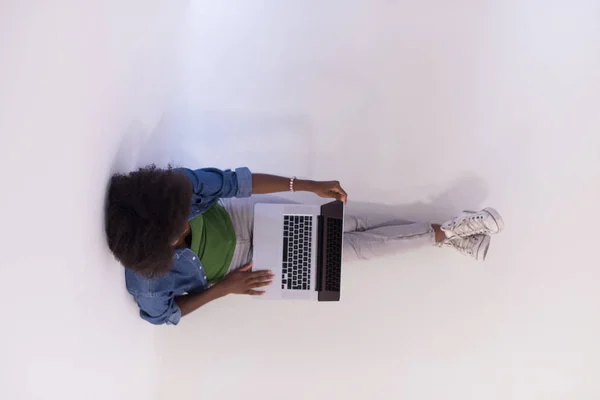 Afro-américaine femme assise sur le sol avec vue sur ordinateur portable — Photo