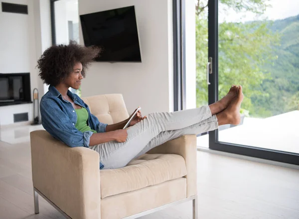 African american Kobieta w domu z cyfrowego tabletu — Zdjęcie stockowe