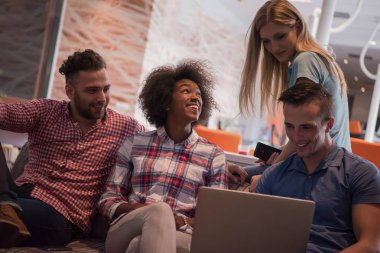 Çok ırklı bir girişim ekibi toplandı