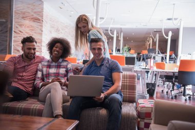 Çok ırklı bir girişim ekibi toplandı