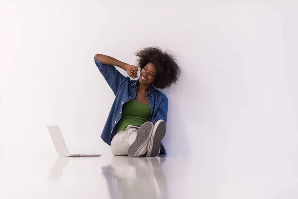 Afro-américaine femme assise sur le sol avec ordinateur portable — Photo