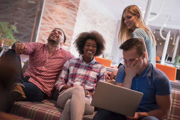 Equipo empresarial multiétnico de startups en la reunión — Foto de Stock