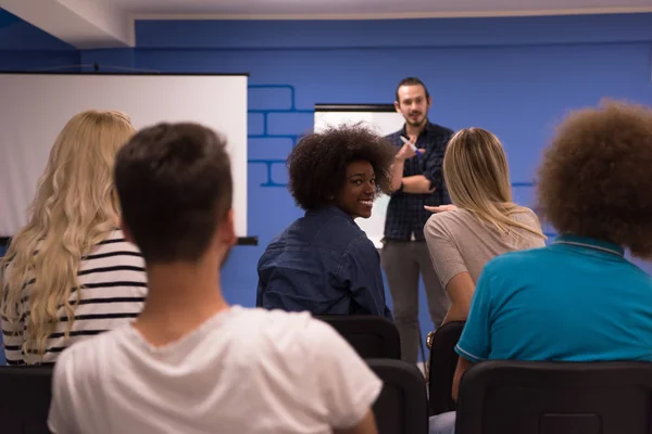 Junge Referentin beim Seminar — Stockfoto