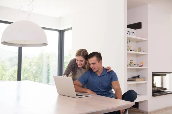 Paar benutzt Laptop zu Hause — Stockfoto