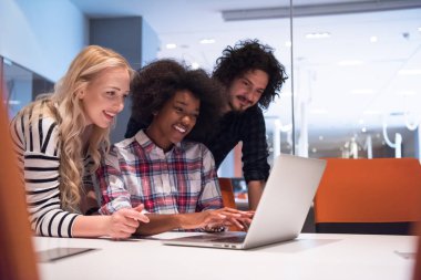 Çok ırklı bir girişim ekibi toplandı