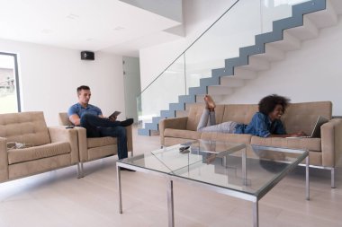 oturma odasında genç çok ırklı çift rahatlatır