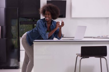 modern mutfak gülümseyen siyah kadın