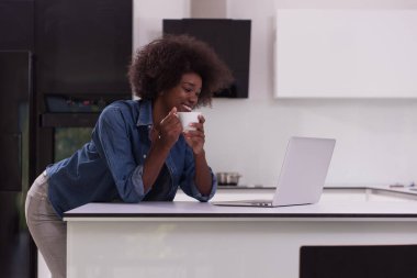 modern mutfak gülümseyen siyah kadın