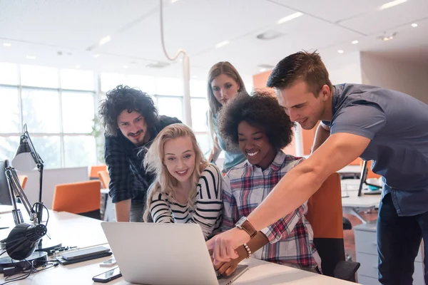 Multi-etnisch opstarten bedrijf team — Stockfoto