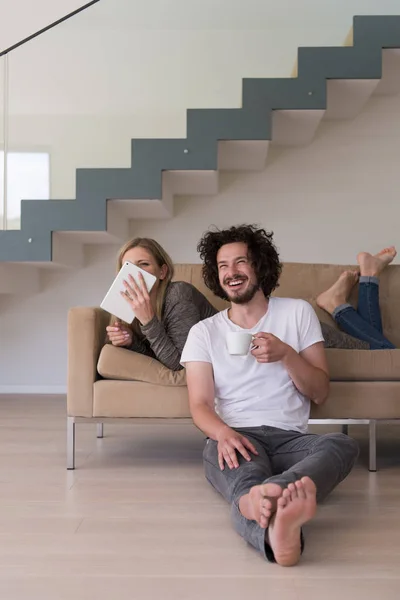 Casal relaxante em casa com computadores tablet — Fotografia de Stock