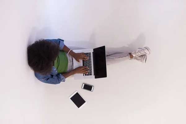 Laptop en iyi manzaralı katta oturan Afrikalı-Amerikalı kadın — Stok fotoğraf