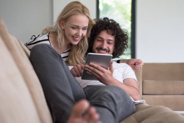 evde tablet bilgisayarlar ile rahatlatıcı Çift