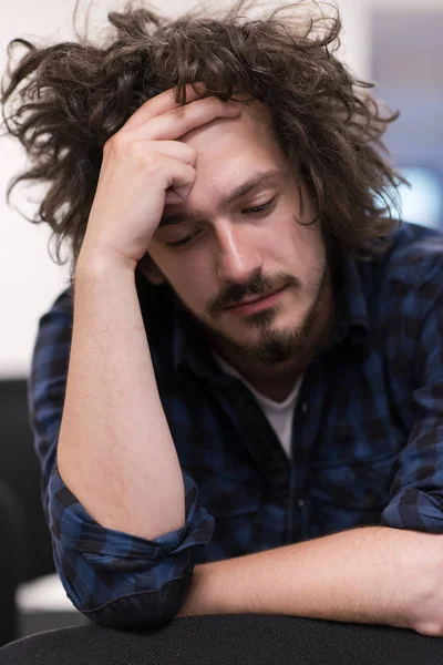 A student sits alone  in a classroom — Stock Photo, Image