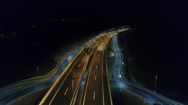 Boş otoyolun havadan görüntüsü 