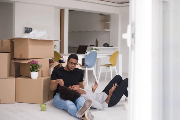 Афро-американських пара розслаблюючій в новий будинок — стокове фото