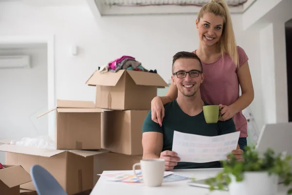 Unga par flyttar in i ett nytt hem — Stockfoto