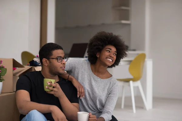 Couple afro-américain se détendre dans une nouvelle maison — Photo