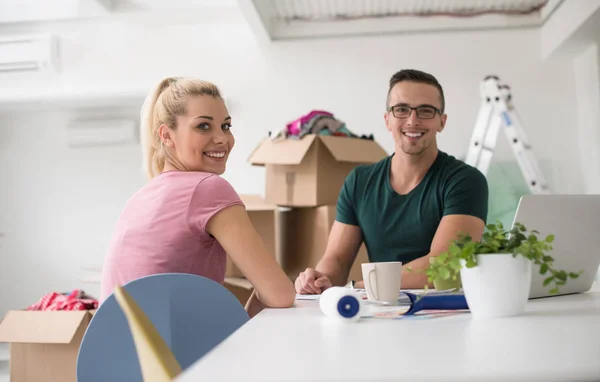 Jong stel verhuizen in een nieuw huis — Stockfoto