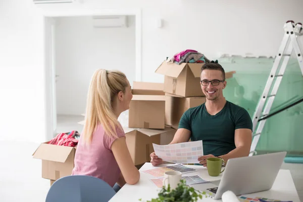 Pareja joven mudándose en un nuevo hogar — Foto de Stock