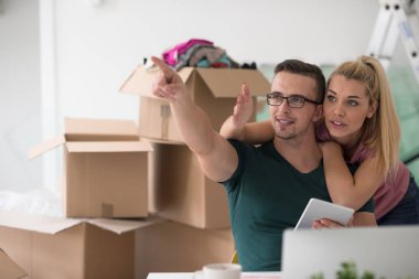 Genç çift yeni bir eve taşınıyor.