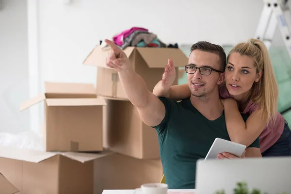 Pareja joven mudándose en un nuevo hogar — Foto de Stock