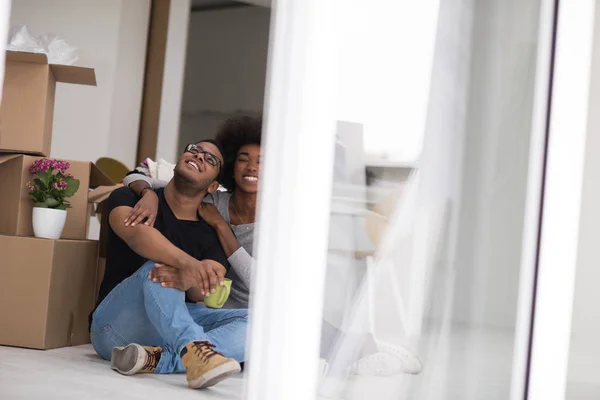 Afrikanisch-amerikanisches Paar entspannt sich in neuem Haus — Stockfoto