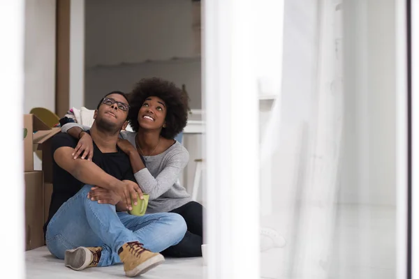 Афро-американських пара розслаблюючій в новий будинок — стокове фото