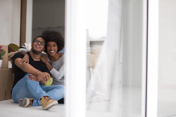 African American para relaksujący w nowym domu — Zdjęcie stockowe