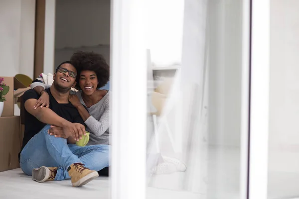 Afrikanisch-amerikanisches Paar entspannt sich in neuem Haus — Stockfoto