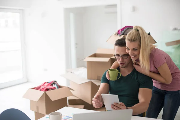 Pareja joven mudándose en un nuevo hogar — Foto de Stock