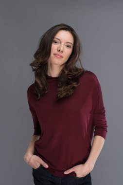 genç esmer bir kadın portresi