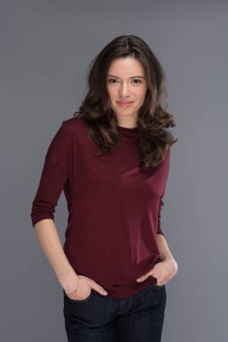 genç esmer bir kadın portresi