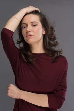 genç esmer bir kadın portresi