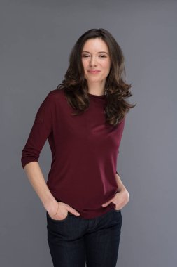 genç esmer bir kadın portresi