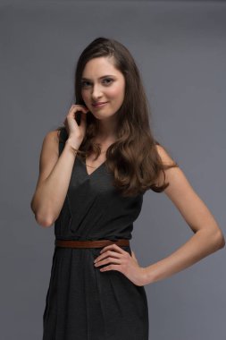 güzel genç esmer kadın