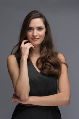 güzel genç esmer kadın