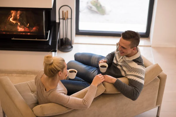 Junges Paar vor Kamin — Stockfoto